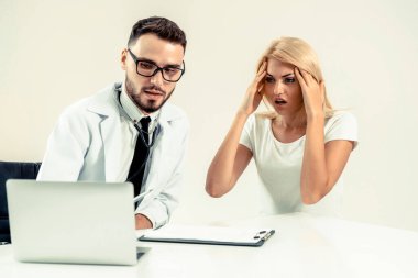 Hastane Ofisinde Erkek Doktor ve Kadın Hasta