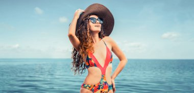 Yaz tatilinde sahilde mutlu genç kadın.