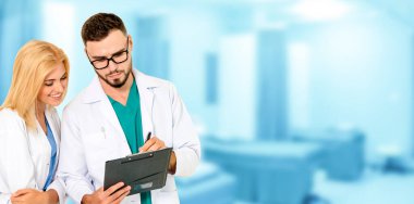 Doktorlar iş arkadaşlarıyla hastanede çalışıyorlar..