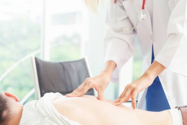 Kadın Doktor ve Erkek Hasta Hastane Ofisinde