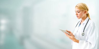 Hastanede tablet bilgisayar kullanan bir doktor..