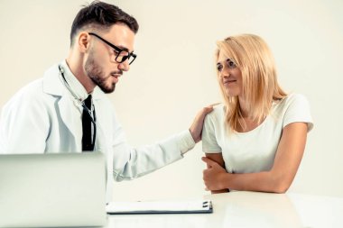 Hastane Ofisinde Erkek Doktor ve Kadın Hasta