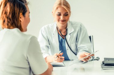 Kadın Doktor ve Kadın Hasta Hastane Ofisinde
