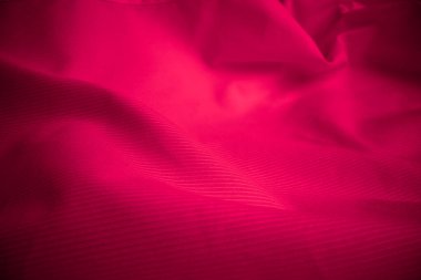 Makro çekimde parlak akan bez dokusu.