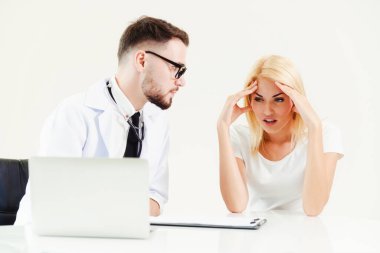 Hastane Ofisinde Erkek Doktor ve Kadın Hasta
