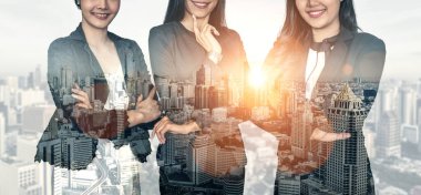 Arka planda şehir ofis binasında birçok iş adamları konferans grup toplantısı çift pozlama görüntü iş anlaşmasının ortaklık başarısını gösteren. Takım çalışması, güven ve anlaşma kavramı.