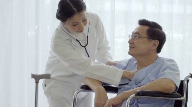 Hastanedeki ya da klinikteki hastalarla doktor ilgileniyor. Sağlık hizmetleri kavramı.