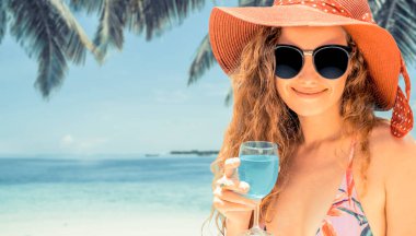 Yaz tatilinde sahilde mutlu genç kadın.