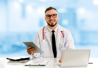 Hastanede tablet bilgisayar kullanan bir doktor..