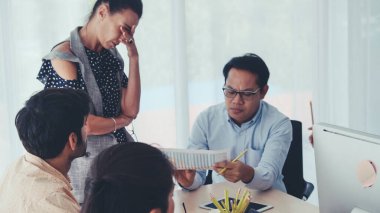 Grup toplantısındaki mutsuz iş adamları. Ekip proje başarısızlığı yüzünden hayal kırıklığına uğradı. İş sorunu ve kriz kavramı.