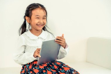 Tablet ile beyaz arka plan üzerinde küçük çocuk.