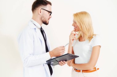 Hastane Ofisinde Erkek Doktor ve Kadın Hasta