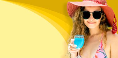 Renkli arka planda poz veren mayolu kadın.