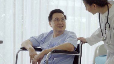 Hastanedeki ya da klinikteki hastalarla doktor ilgileniyor. Sağlık hizmetleri kavramı.