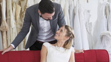 Gelin ve damat gelinlik töreni hazırlamak.