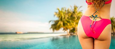 Yaz tatilinde sahilde mutlu genç kadın.