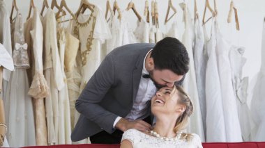 Gelin ve damat gelinlik töreni hazırlamak.