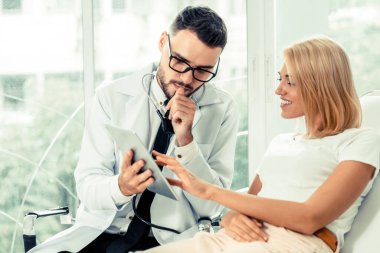 Erkek Doktor ve Kadın Hasta Hastanede.