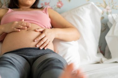 Mutlu hamile bir kadın ve evde bebek bekliyor..