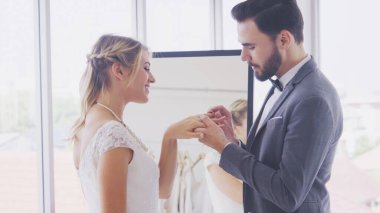 Gelin ve damat gelinlik töreni hazırlamak.