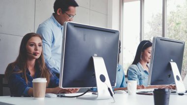 Müşteri destek ajanı ya da kulaklıklı çağrı merkezi