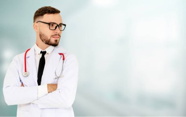 Hastanede çalışan genç erkek doktor..