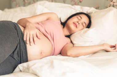 Mutlu hamile bir kadın ve evde bebek bekliyor..