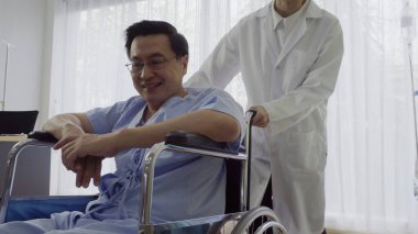 Hastanedeki ya da klinikteki hastalarla doktor ilgileniyor. Sağlık hizmetleri kavramı.