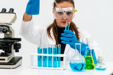 Kimyager laboratuvarında çalışan kadın bilim adamı.