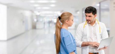 Hastanede ki doktorlar başka bir doktorla çalışıyor..