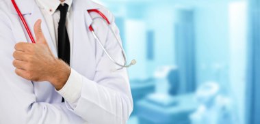 Hastanede çalışan genç erkek doktor..