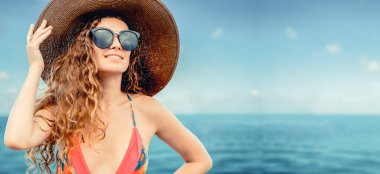 Yaz tatilinde sahilde mutlu genç kadın.