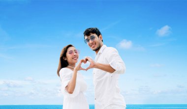 Mutlu çift eller ile kalp işareti jest yapma.