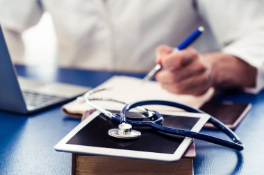 Hastane ofisinde çalışan doktor.