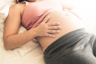 Mutlu hamile bir kadın ve evde bebek bekliyor..