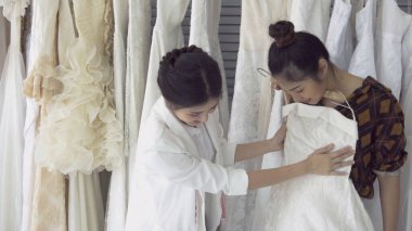 Geleceğin gelin müşterisi dükkan sahibi ile konuşuyor.