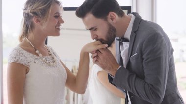 Gelin ve damat gelinlik töreni hazırlamak.