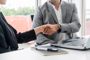 İş adamı tokalaşması ofiste iş kadını.