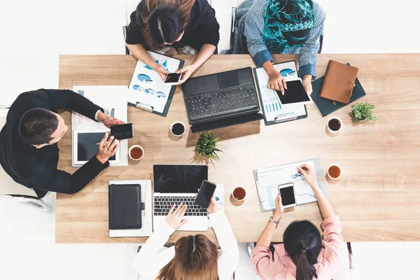 Gente de negocios en reunión de grupo en la oficina. — Foto de Stock