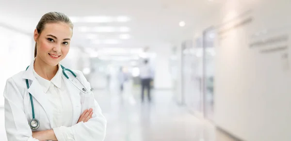 Doctora que trabaja en el consultorio del hospital. —  Fotos de Stock