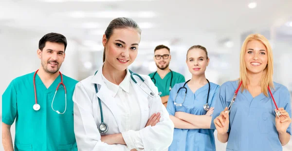 Medico Professionista Che Lavora Nello Studio Ospedaliero Clinica Con Altri — Foto Stock