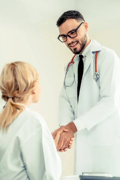 Medico in ospedale stringe la mano con un altro medico — Foto Stock