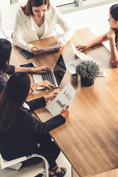 Zakenvrouw Groepsvergadering Discussie Met Andere Zakenvrouwen Collega Modern Kantoor Werkplek — Stockfoto