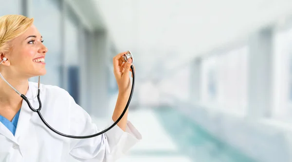 Doctora que trabaja en el consultorio del hospital. — Foto de Stock