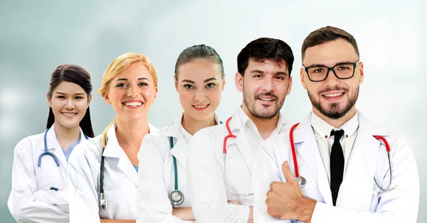 Professioneller Arzt Der Krankenhausbüro Oder Klinik Mit Anderen Ärzten Krankenschwestern — Stockfoto