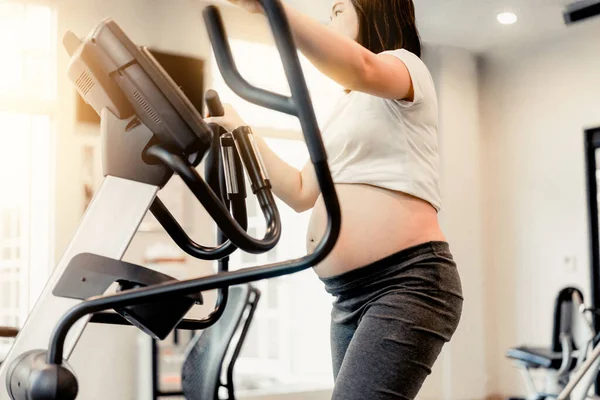 Exercice actif pour femme enceinte dans un centre de fitness. — Photo