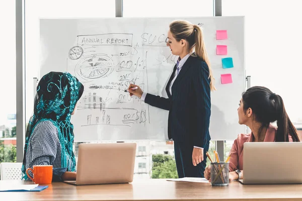 Grupo de trabajo multicultural en la reunión de trabajo en equipo. —  Fotos de Stock