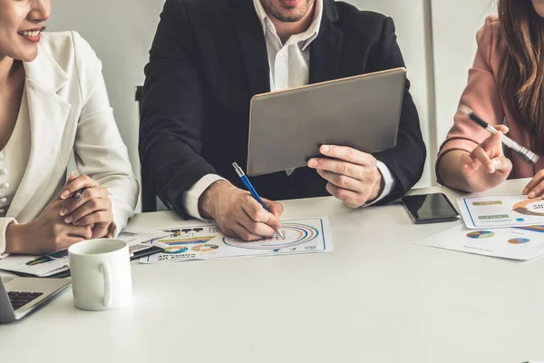 Empresário e empresárias que trabalham no escritório. — Fotografia de Stock