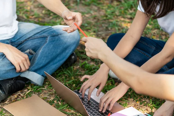 Equipe de jovens estudantes que estudam no parque . — Fotografia de Stock