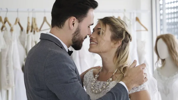 Novia y novio en la ceremonia de preparación de vestido de novia . — Foto de Stock